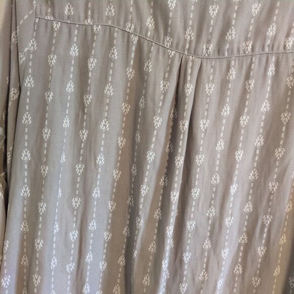 Torrid  Top Womens 1X Button Up Gray Blouse Roll Tab Sleeves READ DESCRIPTION - Picture 8 of 8